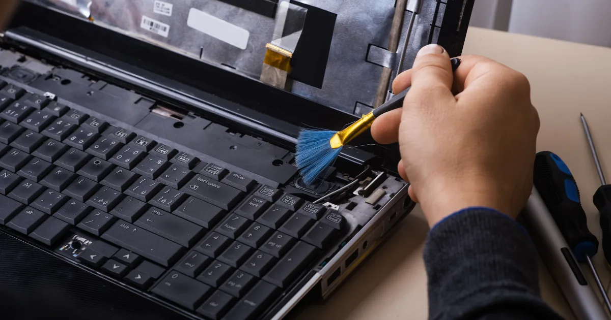 Limpieza interna cuidadosa de una laptop