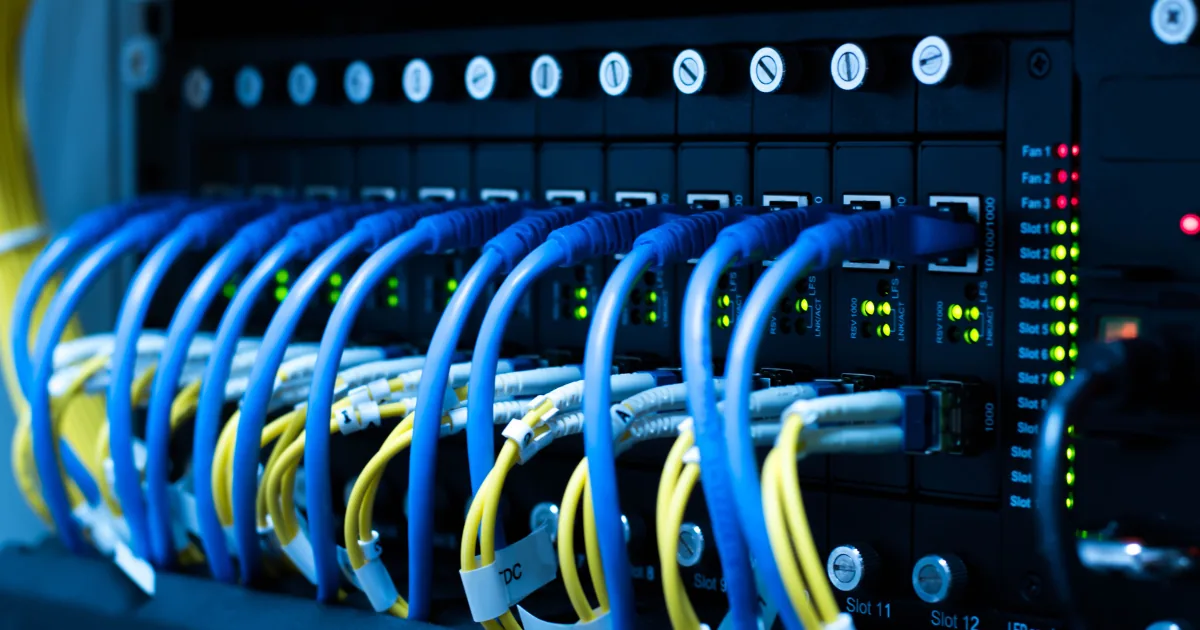 Conexiones de red y equipo de comunicaciones